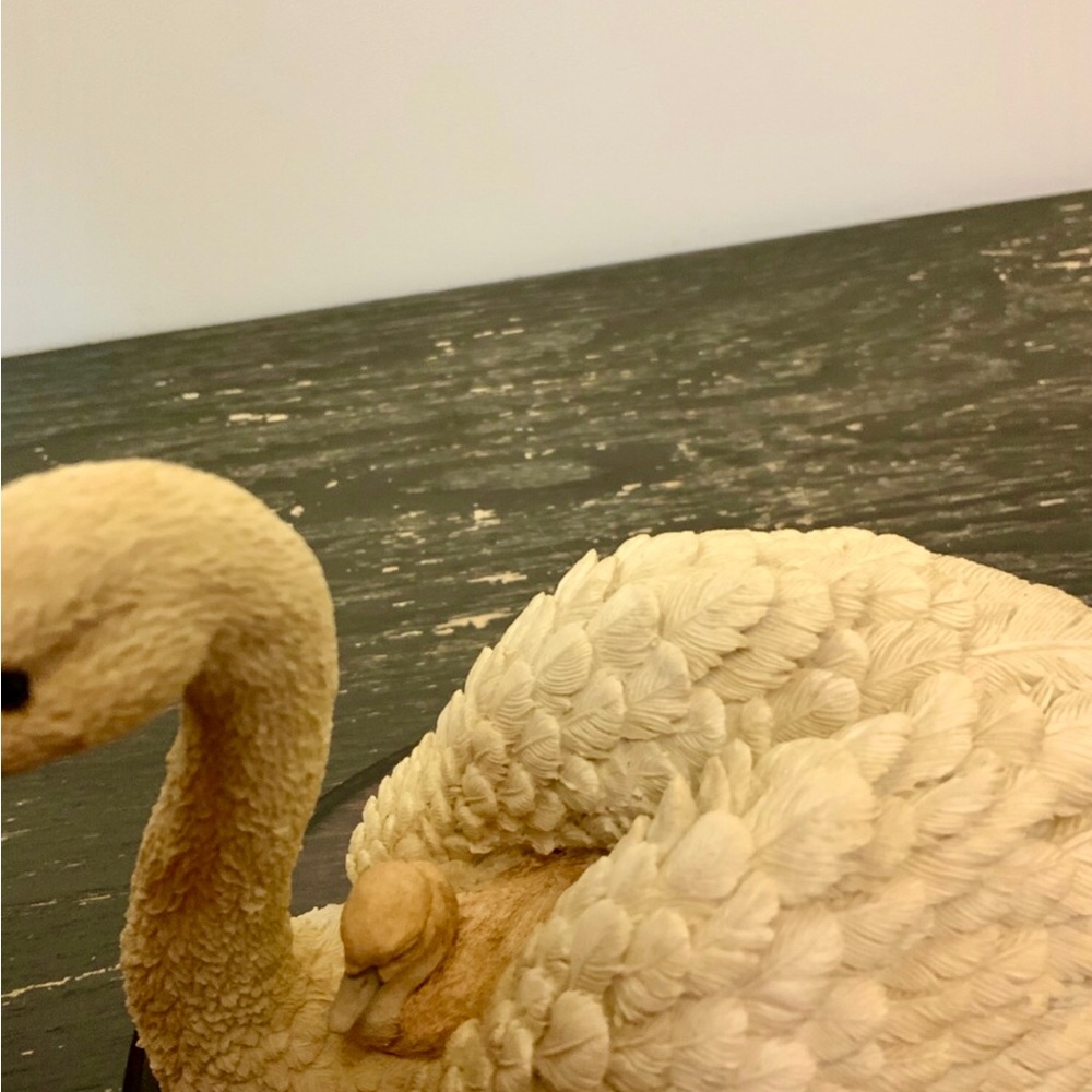 Vintage Country Artists Swan and Baby Cygnet Collector Statue Figurine w Stand - Picture 6 of 7
